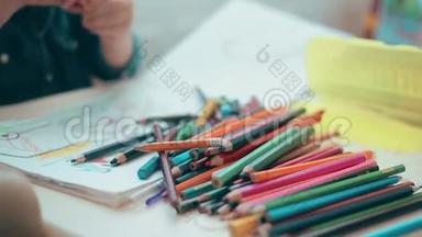 小男孩学会用彩色铅笔和蜡笔画画